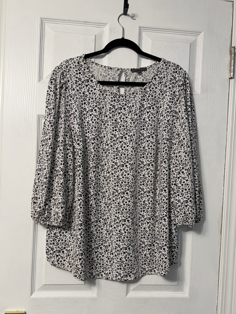 Adrianna Papell floral black and white blouse with short sleeves and comfortable
